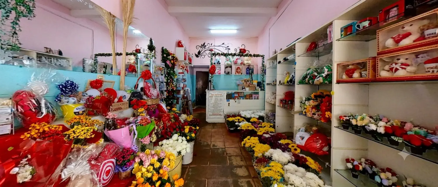 Interior da Floricultura Mariza com flores, presentes e arranjos